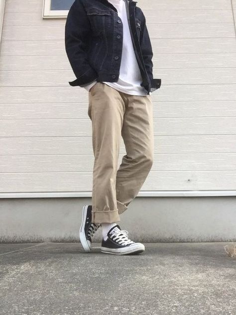 Khaki Chinos Men Outfits, Men Aesthetic Outfits, Khakis Outfit, Style Skate, Mens Fashion Work, Streetwear 90s, Outfits Streetwear, Street Style Outfits Men, Mens Casual Dress Outfits