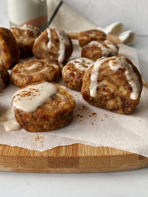 Raw Vegan Cinnamon Rolls - Something Nutritious Raw Vegan Baking, Raw Vegan Cinnamon Rolls, Raw Cinnamon Rolls, Raw Food Breakfast Ideas, Raw Breakfast Recipes, Raw Vegan Meals, Freezer Treats, Raw Vegan Breakfast, Raw Sweets