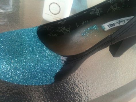 Glitter your entire shoe to make a bold statement. Glitter Shoes Heels, Glitter Tennis Shoes, Diy Glitter Shoes, How To Make Glitter, Shoes Glitter, Diy Glitter, Sparkly Shoes, Sparkly Wedding, Holiday Shoes