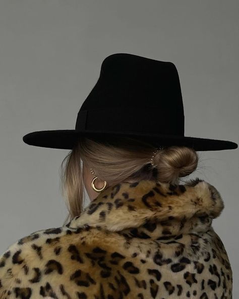 Leopard Hat Outfit, Fashion Milano, Marley And Me, Wife Style, Cute Birthday Pictures, Hat Outfit, New Era Hat, Mob Wife, Outfit Look