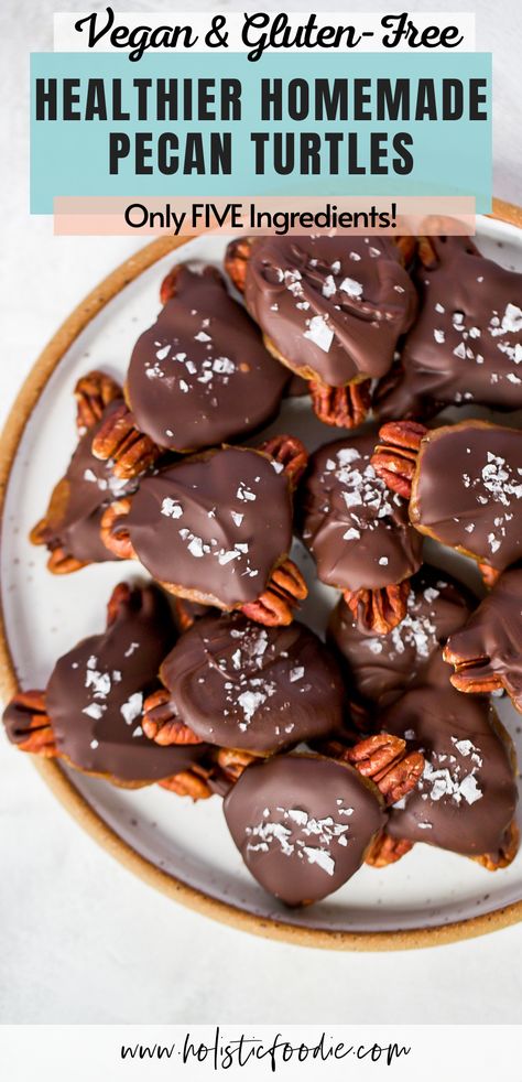 Turtle Candy With Dates, Healthy Turtles Recipe, Homemade Chocolate Turtles, Turtle Recipe Easy, Vegan Christmas Treats Easy, Paleo Turtles, Healthy Pecan Desserts, Healthy Christmas Deserts, Healthy Party Desserts