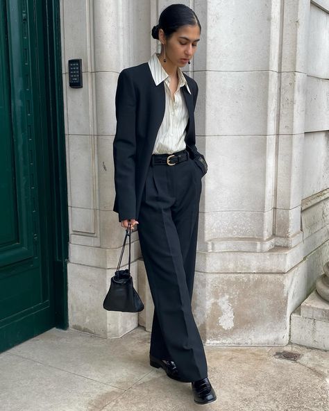 Suit with a side of femme Pant Suits Aesthetic, Suit With Graphic Tee Women, Pantsuit Aesthetic, New York Business Woman, Women Suits Aesthetic, Women Suits Prom, Women Formal Outfit, Two Piece Suit Women, Tailored Pants Outfit