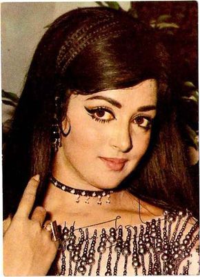 Bollywood Makeup, Hema Malini, Retro Makeup, Retro Bollywood, Bollywood Hairstyles, Bollywood Outfits, Vintage Bollywood, Dream Girl, Bollywood Actors