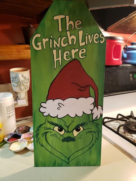 Grinch Painting On Wood, Grinch Signs Wooden, Grinch Wood Crafts, Grinch Signs Wooden Diy, Grinch Painting, Fun Gift Exchange Games, Diy Grinch, Grinch Decor, Musical Gifts