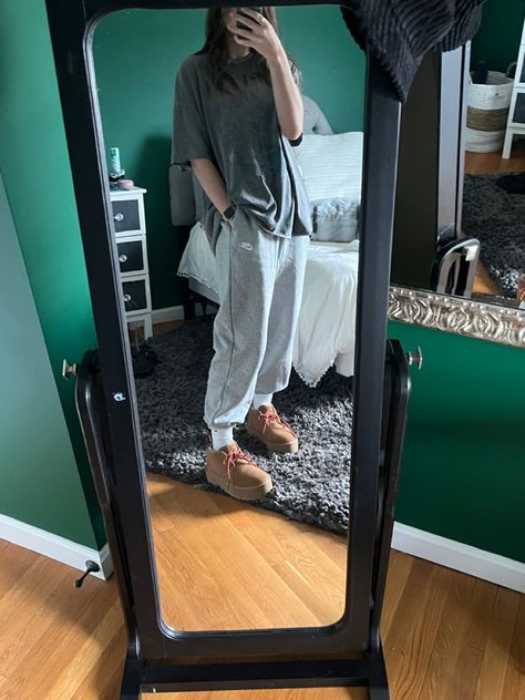 Comfortable Baggy Lounging Pants, Oversized Sweatpants For Fall Lounging, Comfy Oversized Sweatpants For Lounging, Oversized Sweats For Lounging, Oversized Wide-leg Lounge Pants, Cute Outfits With Grey Sweatpants, Oversized Pjs, Outfits With Grey Sweatpants, Big T Shirt Outfits