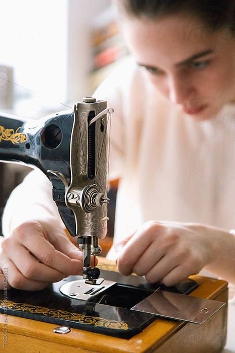 Woman Hand Sewing Photography, Sewing Pictures Art, Hand Sewing Aesthetic, Hand Sewing Machine, Sewing Aesthetic, Sewing Photography, Sewing Space, Vintage Sewing Machine, Vintage Sewing Machines