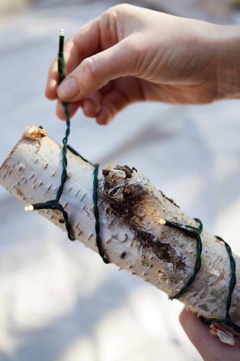 White Christmas Lights on Birch Tree Log Diy Christmas Window, Christmas Window Boxes, Winter Window Boxes, Outdoor Christmas Planters, Outside Fall Decor, White Christmas Lights, Winter Planter, Diy Hanging Shelves, Black Window