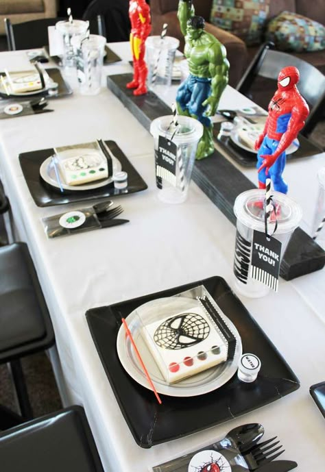 Marvel Table Decorations, Marvel 30th Birthday Party, Spiderman Birthday Party Table Decor, Hulk And Spiderman Birthday Party, Iron Man Birthday Party Ideas Decoration, Spiderman Table Decorations, Venom Birthday Party Ideas, Venom Birthday, Party Decorations For Adults