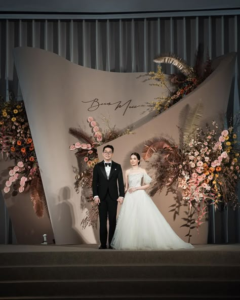 GRAPHICBYSANDY | ASYMMETRIC #BEAMAIIWEDDINGDIARY ——————————————————— PLANNER : @KENGNARUEMITYARN DECORATION :… | Instagram Wedding Decor Photo Backdrop, Rustic Stage Design, Thailand Wedding Decoration, Backdrop Ideas For Wedding, Modern Wedding Stage Design, Backdrop Wedding Ideas, Stage Wedding Decor, Modern Wedding Backdrop, Earth Interior