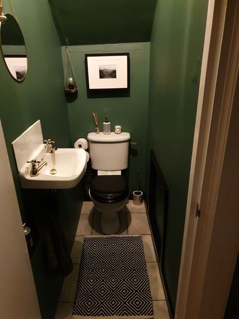 Green Wall Toilet Room, Small Toilet Green, Green Wall Toilet, Dark Green Wc Ideas, Dark Green Cloakroom Toilet, Green Small Toilet Room, Olive Green Toilet Room, Dark Green Downstairs Toilet, Green Wc Ideas