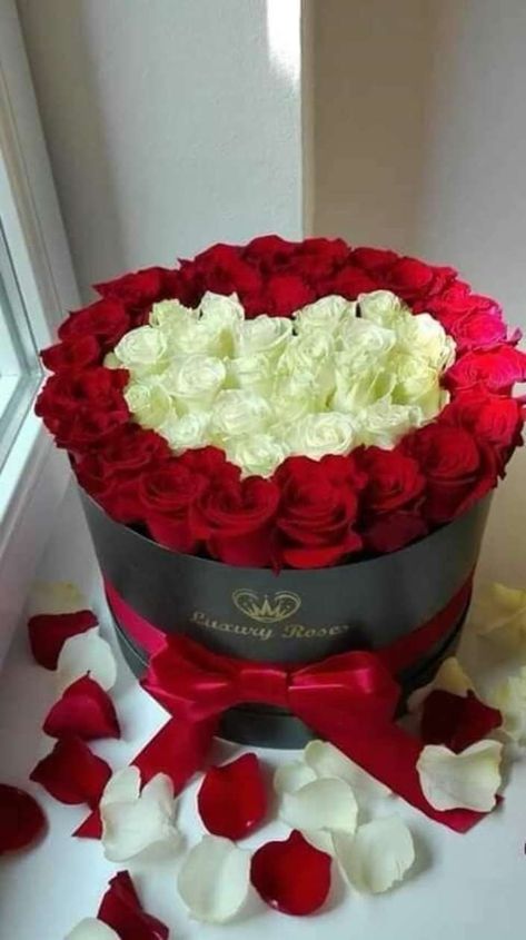 Flower Bouquet Delivery, Birthday Wishes Flowers, Rose Flower Pictures, Beautiful Flowers Images, Rose Flower Wallpaper, Flowers Delivery, Beautiful Red Roses, Good Morning Images Flowers, Flowers Bouquet Gift