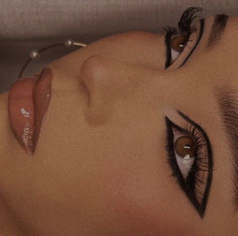 Cat Eye Eyeliner Aesthetic, Smokey Graphic Liner, Cat Makeup Ideas Halloween, Basic Cat Makeup, Black Cat Eyeliner, Creative Eyeliner Looks Black, Cute Black Cat Makeup, Catwoman Costume Makeup, Cat Liner Make Up