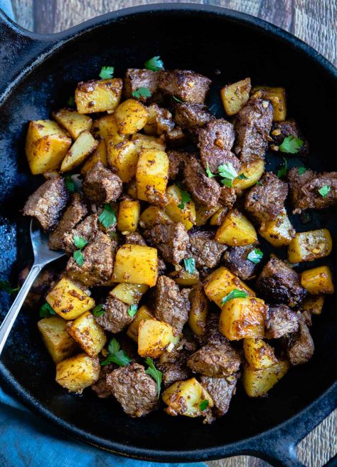 Beef sirloin tip steak with garlic butter potatoes is delicious & ready in less than 30 minute. A one pan meal using affordable ingredients, the whole family loves! Dinner With Beef, Garlic Butter Potatoes, Top Sirloin Steak Recipe, Healthy Steak Recipes, Sirloin Recipes, Sirloin Tip Steak, Sirloin Steak Recipes, Beef Tip Recipes, Ground Beef And Cabbage