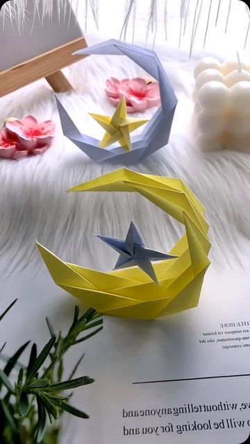 Diy Eid Decorations, Origami Tutorial Easy, Origami Gifts, You Are My Moon, Moon Crafts, Diy Crafts Bookmarks, Book Crafts Diy, Paper Craft Videos, Origami Patterns