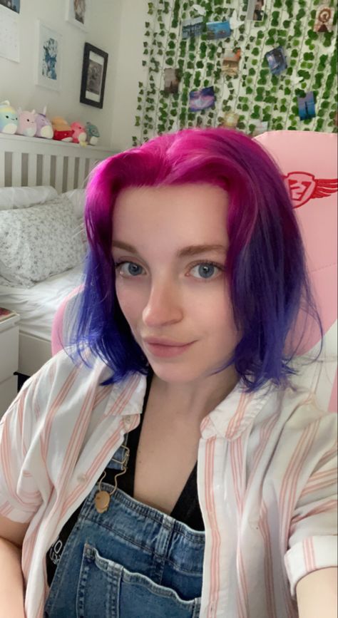 Bisexual Hair Color, Pride Hair Color, Bisexual Hair, Alter Faceclaims, Pride Hair, Funky Makeup, Oc Aesthetic, Peacock Pictures, Hair Inspiration Short