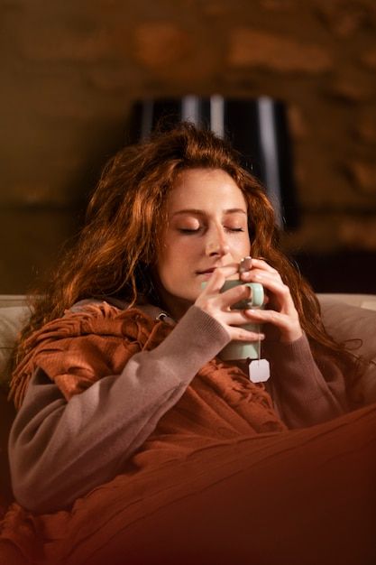 Medium shot woman with blanket and tea | Free Photo #Freepik #freephoto #cold #adult-woman #woman #adult Drinking Tea Pose, Womens Tea, Art Project, Free Photo, Drinking Tea, Free Photos, Tea Party, Art Projects, Stock Photos