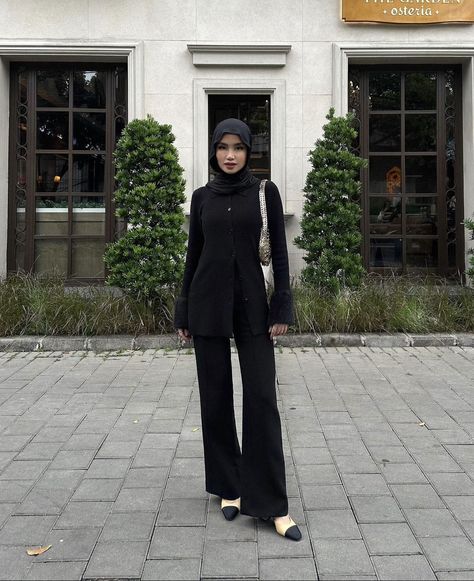 Flare Pants Hijab Outfit, All Black Outfit Hijab, Elegant Outfit Hijab, Black Outfit Hijab, Outfit Hitam, Outfit Ngampus, Smart Casual Work Outfit Women, Outfit Modest, Cute Date