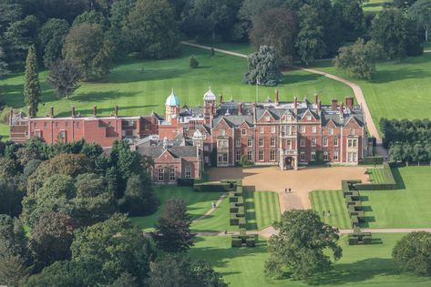 Inside Queen Elizabeth II's Private Home at Sandringham Castle Harry And Megan, Sandringham House, Norfolk House, Sandringham Estate, Drive In Movie Theater, Prince Harry And Megan, English Castles, Reine Elizabeth, Elisabeth Ii