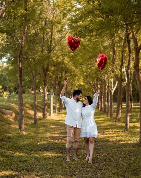 First Anniversary Picture Ideas, Pre Wedding Photoshoot Outdoor Dresses, Couple Anniversary Photoshoot Ideas, Wedding Anniversary Photoshoot Ideas, First Anniversary Pictures, Anniversary Photoshoot Ideas, Anniversary Photo Shoot Ideas, Anniversary Photo Shoot, Prenuptial Photoshoot