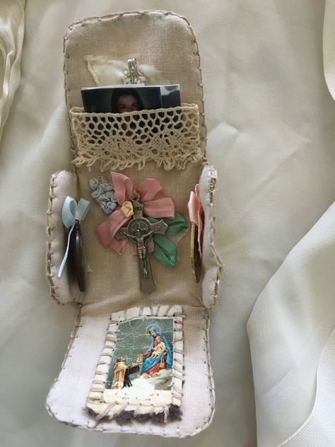 Pocket Altar, Mini Altar, Catholic Crafts, Arte Inspo, Catholic Art, Catholic Faith, Religious Art, Cute Crafts, Kitsch