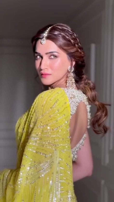 Manish Malhotra Sequin Saree, Lehengas For Wedding, Kriti Sanon Saree, Lehenga Inspiration, Pushpa 2, Elegant Fashion Outfits, Sequin Saree, Diwali Party, Rashmika Mandanna