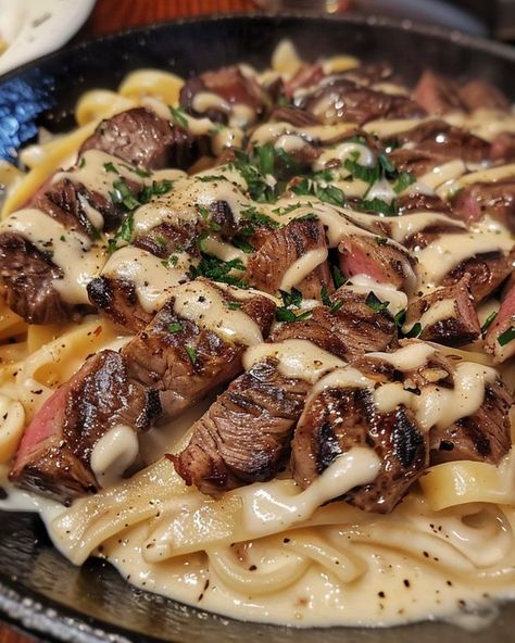 Yummy Yankee Steak Gorgonzola Alfredo, Gorgonzola Alfredo, Steak Alfredo, Steak Gorgonzola, Steak Ribeye, Fettuccine Pasta, Diner Recept, Alfredo Recipe, Alfredo Pasta