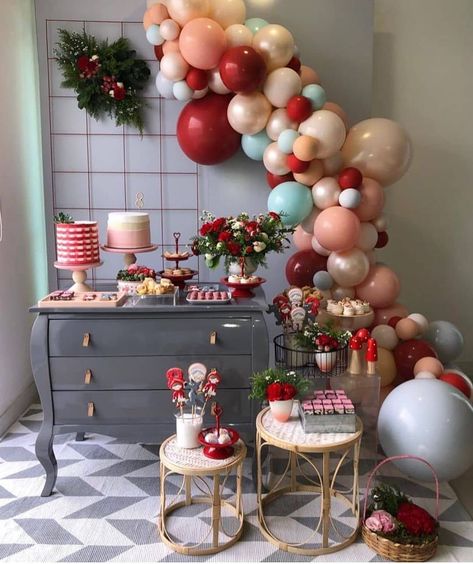 Deisiane Teles/Festa Infantil on Instagram: “Sextou!!!!! E nós iniciamos com esta mini table moderna e super charmosa, com tema da Chapeuzinho vermelho.  Via IG @dicas_parafestas…” Classroom Christmas Party Games, Christmas Dinner Party Decorations, Housewarming Party Food, Unicorn Birthday Party Cake, 21st Party Decorations, Classroom Christmas Party, Dinosaur Birthday Party Decorations, Gold Graduation Party, Simple Birthday Party