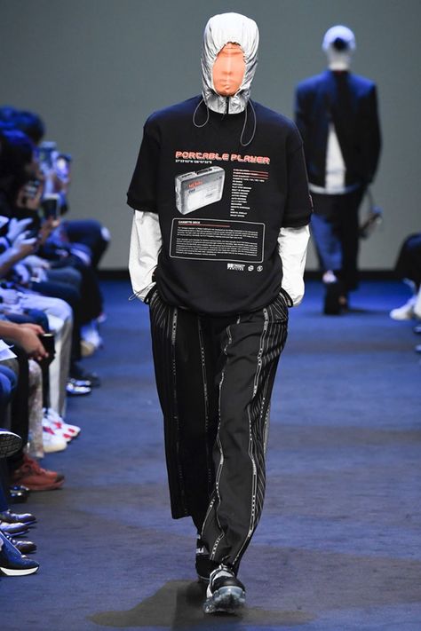 Münn | Ready-to-Wear - Spring 2019 | Look 26 90s Underground, Vaporwave Fashion, Menswear 2020, Men Runway, Tv Clothes, Masc Fashion, Hazmat Suit, 2019 Runway, Seoul Fashion Week