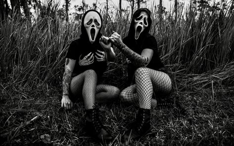 Scream Photoshoot Friends, Scary Halloween Costume Ideas For 2 Best Friends, Spooky Photoshoot Ideas Best Friends, Ghostface Photoshoot Friends, Scream Mask Photoshoot Friends, Spooky Friend Photoshoot, Friends Halloween Photoshoot, Spooky Best Friend Photoshoot, Best Friend Halloween Photoshoot