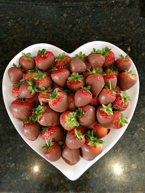 chocolate covered strawberries Strawberry Recipe, I Want Food, Dipped Strawberries, Soul Food Dinner, Chocolate Dipped Strawberries, Picnic Food, Chocolate Strawberry, Covered Strawberries, Food Goals