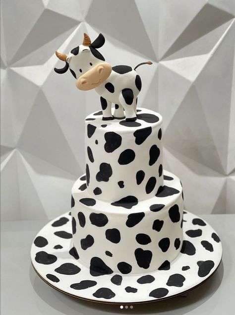 Cake Cow, Cow Print Cakes, Cow Birthday Cake, Barn Wedding Cakes, Birthday Cow, Barnyard Cake, Cake Designs For Boy, Cow Cake, Cow Birthday Parties