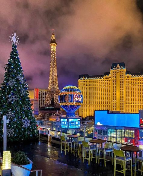 Bellagio Las Vegas Christmas, Vegas New Years, Vegas Christmas, Las Vegas Christmas, Vegas 2023, Las Vegas Outfit, Christmas Stairs, Bellagio Las Vegas, Vegas Night