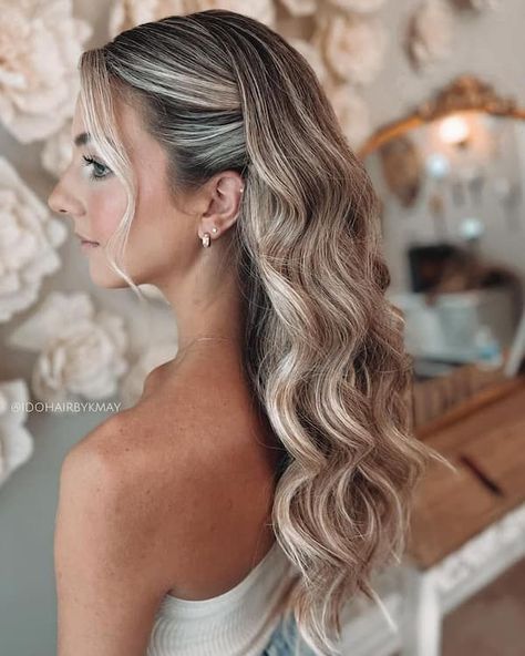 Versatile and Stylish: Side-Swept Hair for Any Event Bride Hair One Side Pinned Back, Eras Hair, Long Blonde Hair Cuts, Event Hairstyles, Blonde Wedding Hair, Bridemaids Hairstyles, Bridal Hair Down, Side Swept Hairstyles, Guest Hair