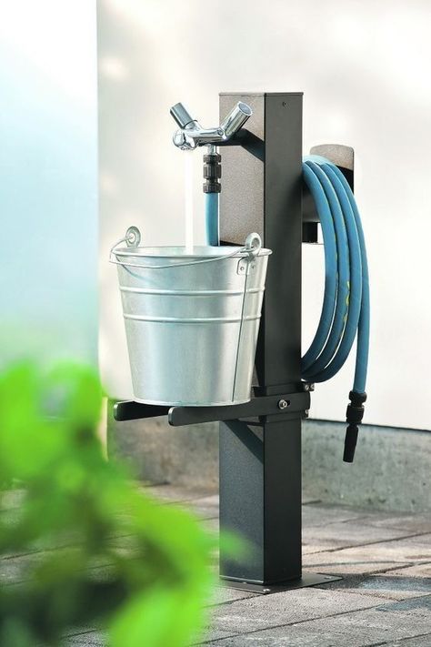 Koti Diy, Garden Sink, Garden Hose Holder, Patio Decorating Ideas On A Budget, Diy Water, Funky Junk, Patio Decorating, Deck Decorating, Terrace Garden