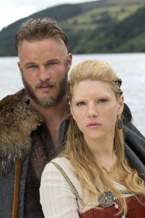 vikings - lagertha and ragnar King Ragnar Lothbrok, Vikings Travis Fimmel, Vikings Lagertha, History Channel Vikings, Vikings Show, King Ragnar, Viking Series, Vikings Tv Series, Vikings Tv Show