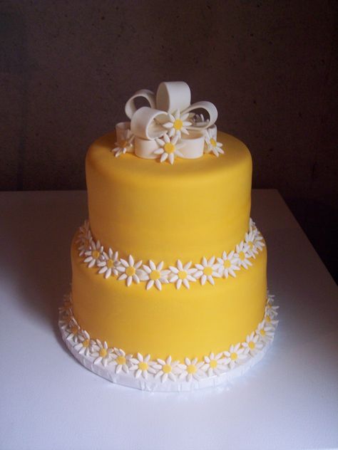 Daisy Wedding Cake - All fondant.... Sunshine Cakes, Daisy Wedding Cake, Dr Inspiration, Extravagant Cakes, Daisy Wedding Cakes, Yellow Wedding Cake, Cakes Decor, Lemon Cakes, Sunshine Cake