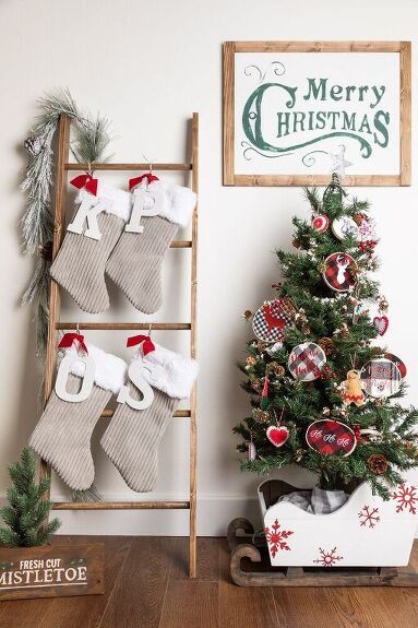 Our Blanket Ladder is used every day of the year to hold throw blankets and as a quilt ladder. I use it for seasonal decorating too. It is perfect to hold  Christmas stockings. DIY Blanket Ladder I hung my DIY Hoop Wreath about the ladder for a romantic touch. You can see how I made the wreath  here.A blanket ladder is not just for blankets, and quilts, but it is also perfect for displaying home decor.Materials and Supplies2, 1 x 3 x 6 pine boards (ladder rails)3, 1” X 36”… Farmhouse Blanket Ladder, Easy Christmas Stockings, Farmhouse Blanket, Easy Diy Christmas Decorations, Christmas Stocking Tutorial, Stocking Tutorial, Signs Christmas, For Girlfriend, Christmas Decorations Diy