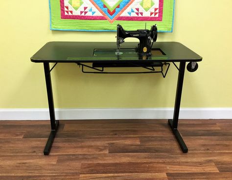 Sewing Machines Best, Featherweight Sewing Machine, Sewing Machine Table, Sewing Vintage, Gold Decal, Sewing Cabinet, Antique Sewing Table, Vintage Singer, Sewing Furniture