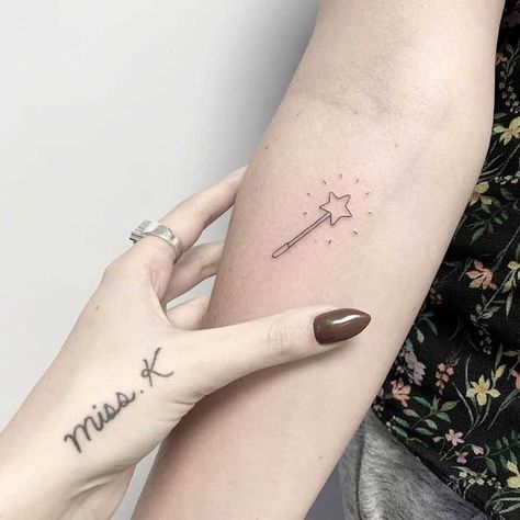 Magic Wand Finger Tattoo, Magic Tatoos Aesthetic, Princess Wand Tattoo, Magic Wand Doodle, Tattoos For Godmothers, Small Wand Tattoo, Wand Tattoo Finger, Small Magic Tattoo, Magic Stick Tattoo