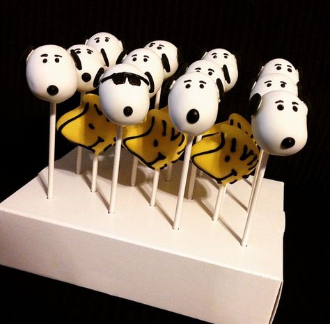 Snoopy and Woodstock cake pops all decked out by Shelly Poppins. Snoopy Cake Pops, Cupcake Pops, Peanuts Birthday Party, Snoopy Baby Shower, Charlie Brown Party, 50 Cake, Snoopy Cake, Diy Cake Pops, The Secret Of Life