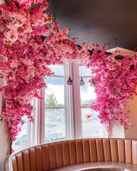 Cherry Blossom Garland, Art Deco Style Interior, Flower Ceiling, Salon Interior Design, Window Displays, Deco Floral, Interior Design Art, Blossom Trees, Salon Design