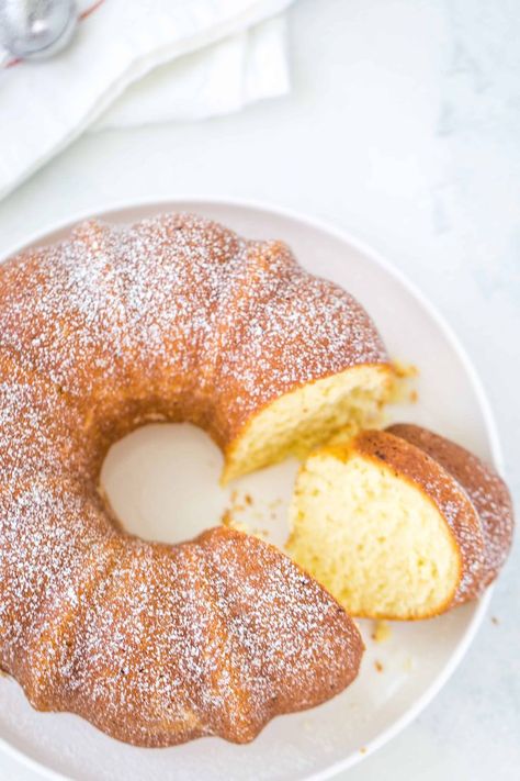 Fluffy Pound Cake, Vanilla Pound Cake Recipe, Vanilla Pound Cake, Vanilla Desserts, Butter Pound Cake, Fluffy Cupcakes, Fluffy Cake, Pound Cake Recipe, Easy Butter