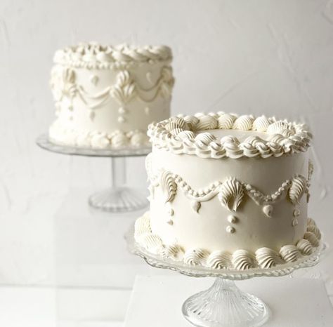 Bridal Shower Cake Aesthetic, White Piped Cake, 80s Style Wedding Cake, All White Vintage Cake, Vintage Bridal Shower Cake, 2 Tier Vintage Cake, Round Vintage Cake, Wedding Cake 1 Tier, Frilly Cake