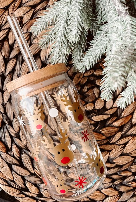 Can Glass Christmas, Dining Table Display, Mug Noel, Beautiful Dining Table, Glass Tumbler Design, Cricut Christmas Ideas, Christmas Beer, Christmas Cups, Christmas Glasses