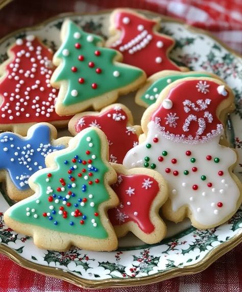 Easy Rolled Sugar Cookie Recipe, Christmas Roll Out Cookies, Roll Sugar Cookie Recipe, Christmas Roll Cookies, Christmas Cookies Recipes For Decorating, Rolled Christmas Cookies Recipes, Rolled Cookies Christmas, Xmas Sugar Cookies Recipe, Rolled Sugar Cookies Recipe