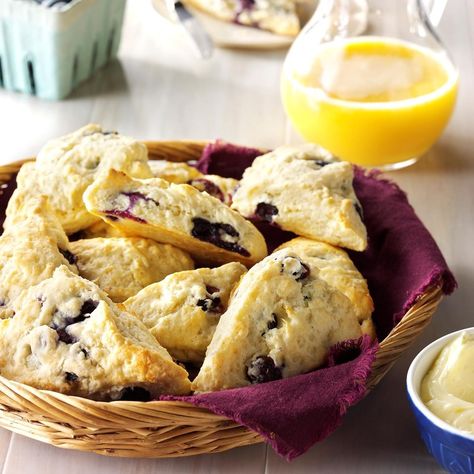 Blueberry Scones Scone Blueberry, Blueberry Scone, Blueberry Scones Recipe, Lemon Blueberry Bread, Scottish Recipes, Copycat Starbucks Recipes, Blueberry Desserts, Blueberry Bread, Blueberry Scones