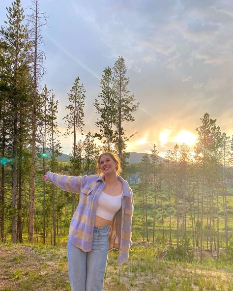 Mountains Summer Outfit, Poses In Cardigan, Cardigan Pose Ideas, Mountains Outfit Ideas, Pose With Mountain, Forest Ig Pics, Mountain Vacay Outfits, Poses For Scenery, Poses On Mountain Top