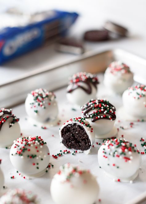 White Chocolate OREO Cookie Balls - Fork Knife Swoon Christmas Chocolate Truffles, Peppermint Oreo Truffles, Oreo Cookie Truffles, Pip And Ebby, Oreo Balls Recipe, Oreo Truffles Recipe, Oreo Cookie Balls, Bake Christmas, Christmas Yummies