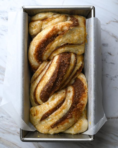 Challah-like bread made with ripe bananas to yield a soft, flavorful bread. This yeasted banana bread is swirled with a brown sugar cinnamon filling: A cross between babka, french toast and banana bread is this a sure winner at any breakfast, tea or dessert table. Banana Babka, Banana Brioche, Savory Babka, Babka Cinnamon, Marble Bread, Bread Starters, Bakery Counter, Mobile Bakery, Babka Bread