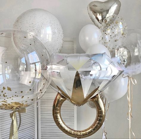 Bride Ballons Room, Silver Bride Balloons, Glitz And Glam Bridal Shower Ideas, Engagement Balloons Decoration, White Bachelorette Party Decor, Bachelorette Party Balloons, Engagement Party Balloons, Bride Balloons, Diamond Theme Party